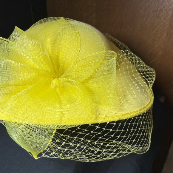 Lovely Women's Yellow Spring-Summer Hat with Netting. - Picture 2 of 3